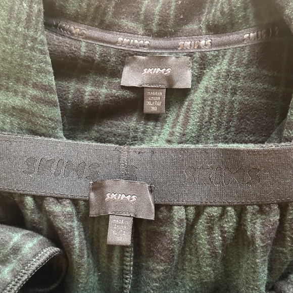 SKIMS Unisex Super Soft Dark Green Flannel Pajama Set - Picture 5 of 9